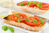 Bruschetta met gekruide erwtenpuree en spek