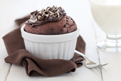 Chocolade muffins gevuld met stukjes pure chocola