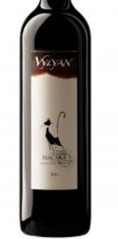 Een mooie jonge donkerpaarse wijn Portugieser Vylyan Macska 2011