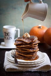 Flensjes met notenvulling en chocoladesaus