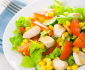 Frisse zomerse maaltijdsalade met kip en meloen
