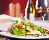 Gerookte kip salade met zomerse witte wijn