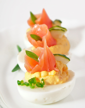 Gevulde eieren met gerookte zalm en roomkaas