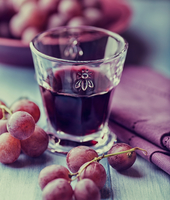 Heerlijk nagerecht met rode wijn en vruchtensap