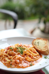 Pasta met gemarineerde garnalen en saus van tomaat, knoflook, kruiden