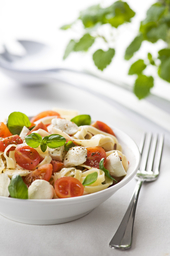 Salade met pasta, tomaat en mozzarella, vegetarische maaltijdsalade