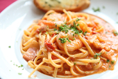 Spaghetti maken met tomatensaus heerlijke pastasaus