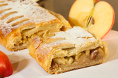 Strudel met appel, rode kool en brie, zoetig hoofdgerecht