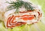 Wraps met gerookte zalm, komkommer en kruiden