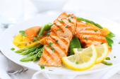 Zalmfilet met een gratin van honing, mosterd en peperbessen